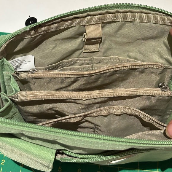 Baggallini Green crossbody bag - missing strap. - Picture 3 of 3